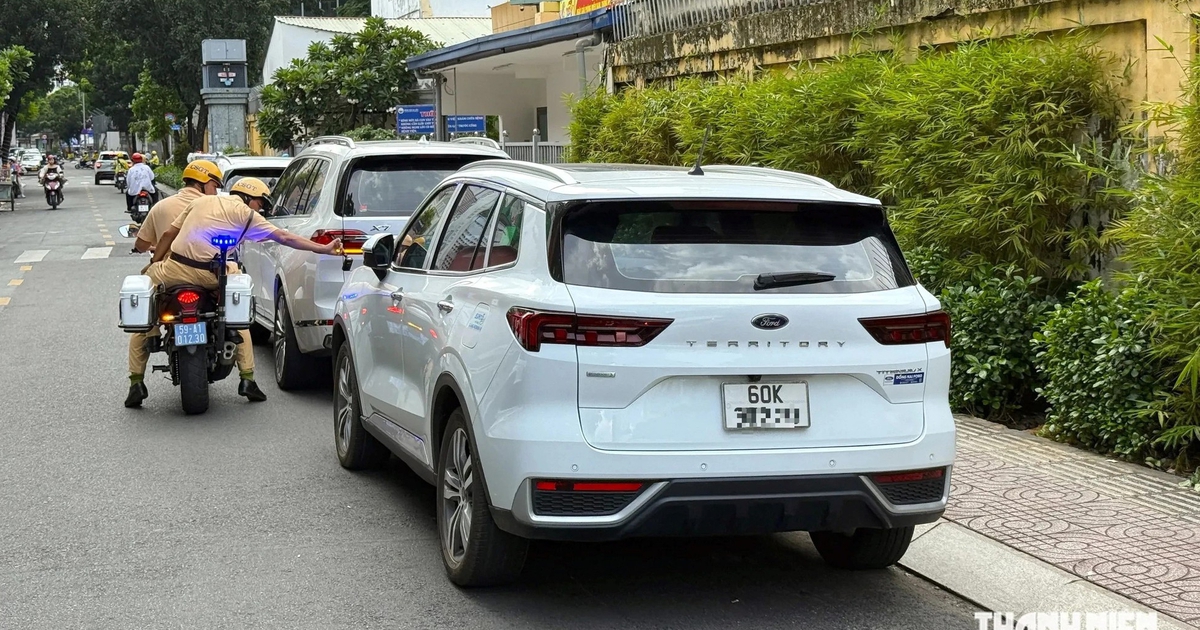 Dừng ô tô vài phút đón người, tài xế có được tắt máy rời ghế lái?