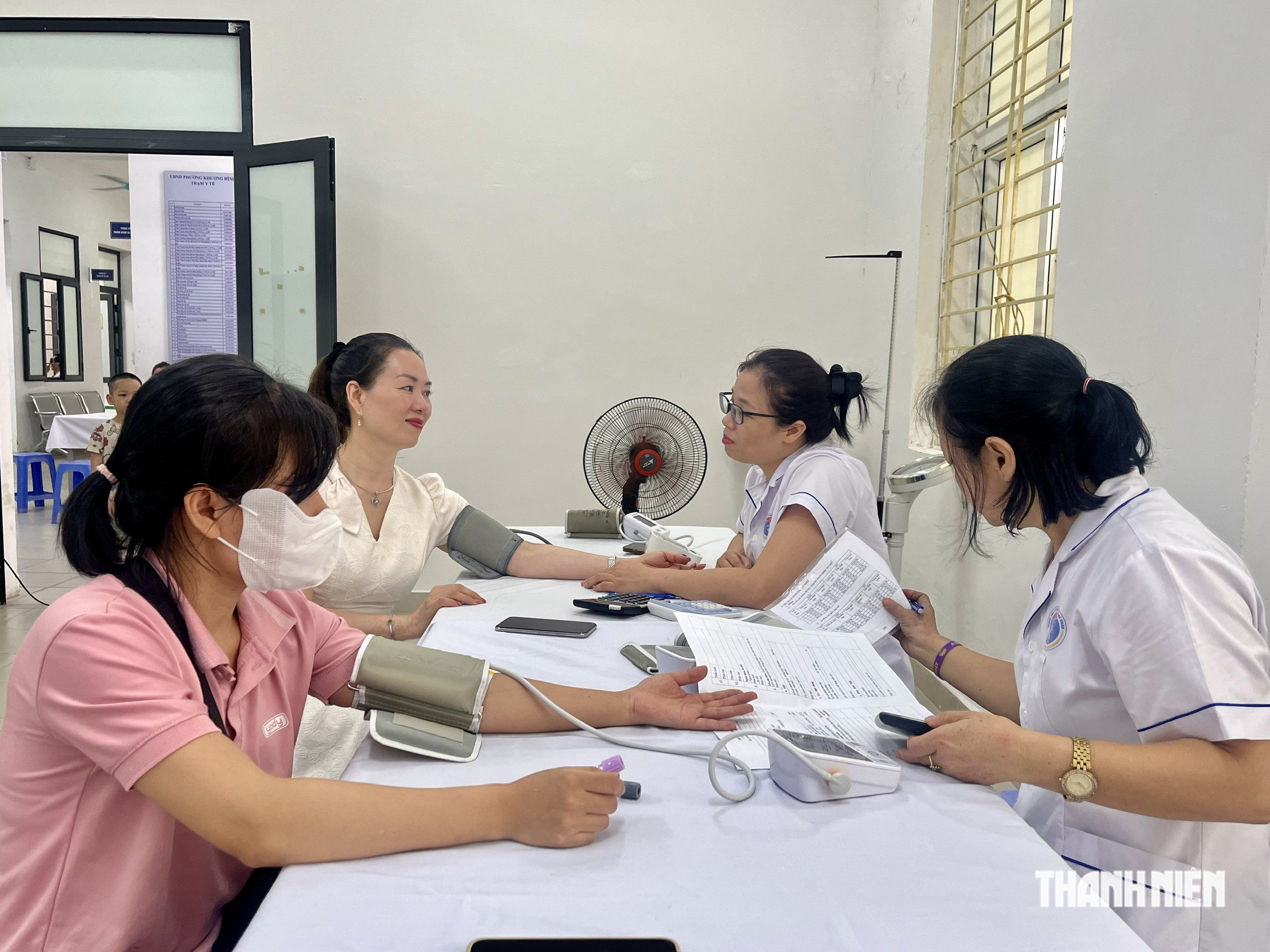 Kiểm soát huyết áp, tuân thủ dùng thuốc theo đơn của bác sĩ để bảo vệ sức khỏe tim mạch