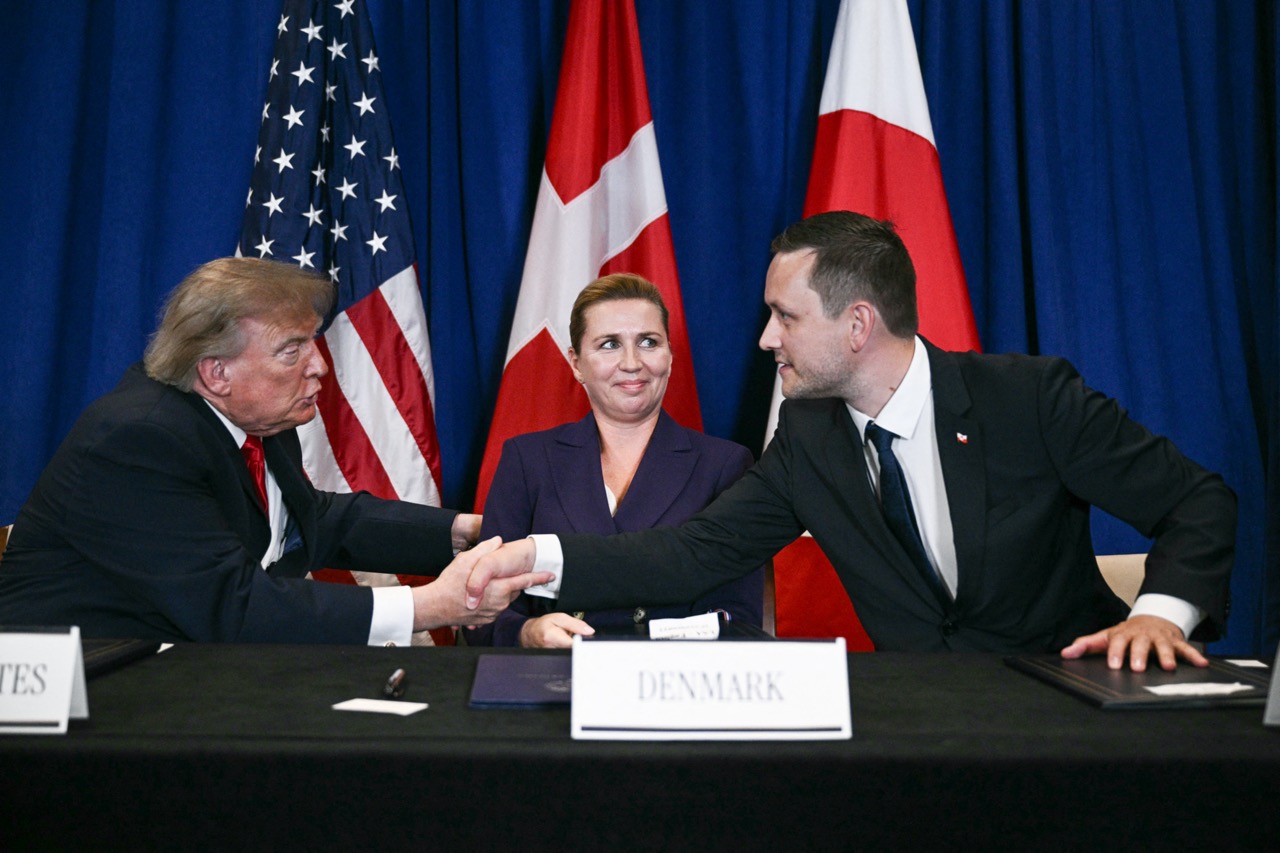 Tổng thống Mỹ Donald Trump bắt tay Thủ hiến Greenland Jens-Frederik Nielsen trước sự chứng kiến của Thủ tướng Đan Mạch Mette Frederiksen trong lễ ký kết thỏa thuận an ninh tại New York ngày 22-9 - Ảnh: AFP