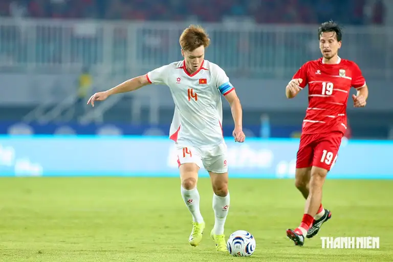 Hoàng Đức (14) đeo băng đội trưởng và chơi rất hay trận gặp Indonesia tại ASEAN Cup 2026
