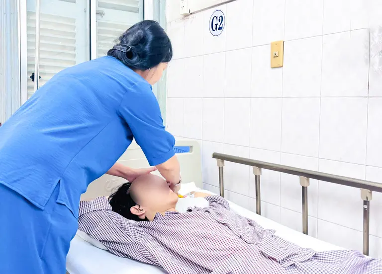 Nam thiếu niên 16 tuổi phục hồi tốt sau phẫu thuật điều trị dị tật lõm ngực bẩm sinh tại Bệnh viện Nhân dân Gia Định - Ảnh: Bệnh viện Nhân dân Gia Định cung cấp