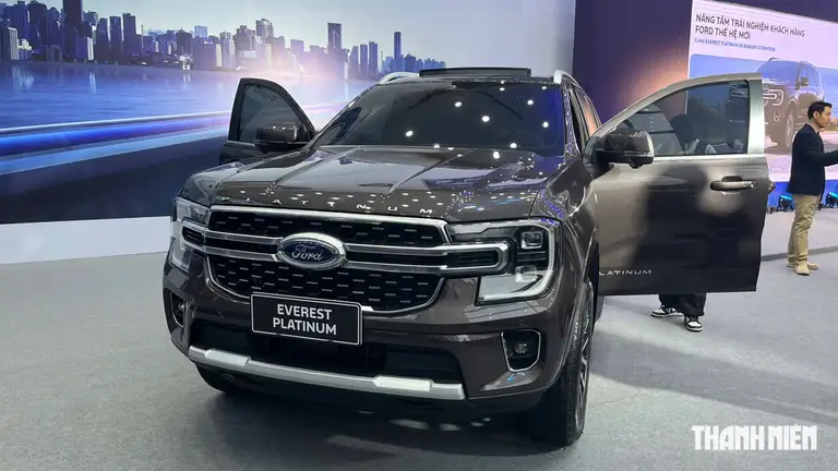 Ford Everest tiếp tục góp mặt trong top 10 ô tô động cơ xăng, dầu bán chạy nhất Việt Nam tháng 6.2026, dù vậy so với tháng trước đó doanh số mẫu SUV 7 chỗ này chỉ đạt 818 xe, giảm 244 xe. Kết quả này nâng tổng lượng xe Everest bán ra sau sáu tháng đầu năm 2026 lên mức 6.101 xe, đồng thời là mẫu SUV 7 chỗ bán chạy nhất Việt Nam. Ford Everest nhập khẩu từ Thái Lan, hiện đang phân phối tại Việt Nam với giá bán từ 1,129 - 1,440 tỉ đồng