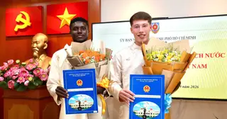 Olaha Mạnh Đức và Williams Minh Hoàng mặc áo dài, trả lời cực hay trong ngày nhận quốc tịch Việt Nam