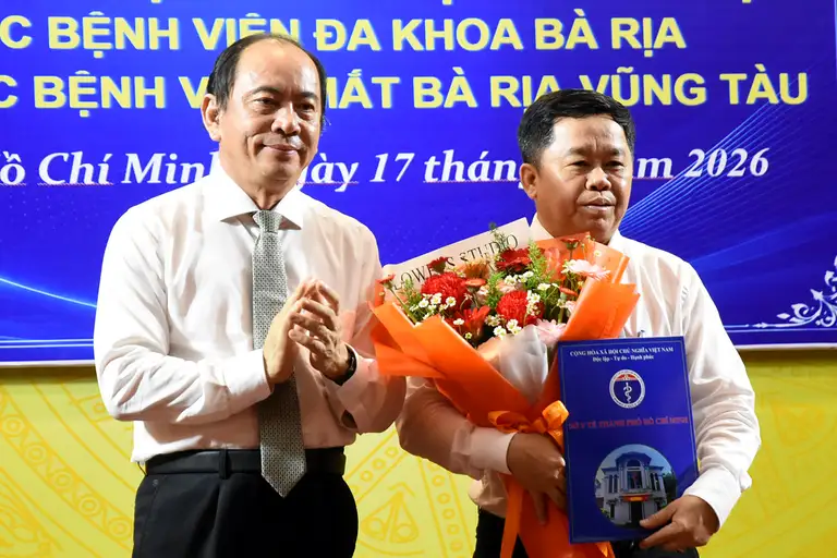 Giám đốc Sở Y tế TP.HCM Tăng Chí Thượng trao quyết định tiếp nhận, bổ nhiệm Phó giám đốc Sở Y tế Trần Ngọc Triệu làm Giám đốc Bệnh viện Đa khoa Bà Rịa - Ảnh: A LỘC