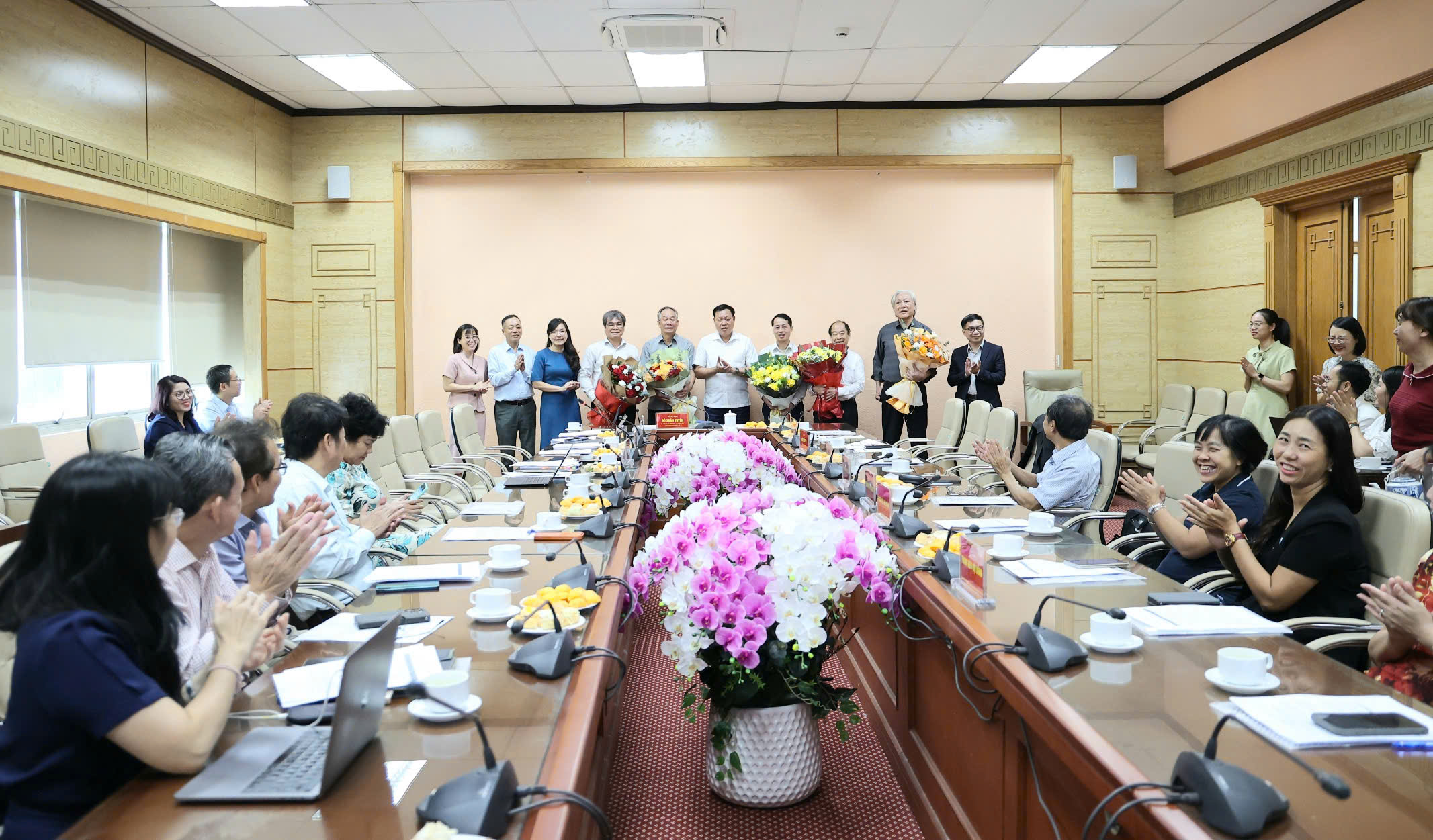 Thứ trưởng Đỗ Xuân Tuyên, đại diện lãnh đạo các Vụ, Cục của Bộ Y tế chúc mừng đồng chí Chủ tịch, các Phó Chủ tịch Hội đồng. Ảnh: Trần Minh
