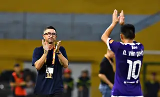 HLV Harry Kewell của CLB Hà Nội bị cấm làm nhiệm vụ ở vòng 6 - Ảnh: HNFC