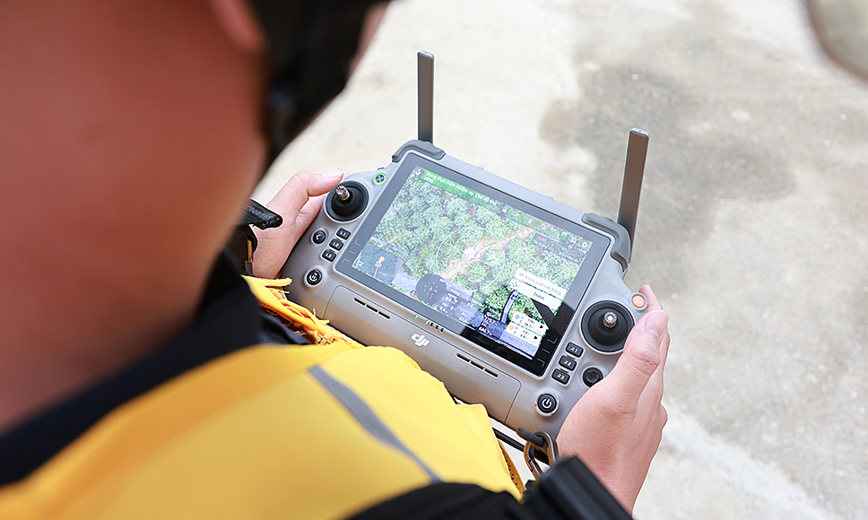 Điều khiển UAV theo dõi, vận hành thiết bị trên màn hình giám sát từ xa. Ảnh: Đàm Minh