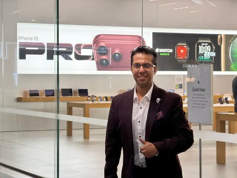 Mohit Kalra đứng trước Apple Store. Ảnh: X/Mohit Kalra