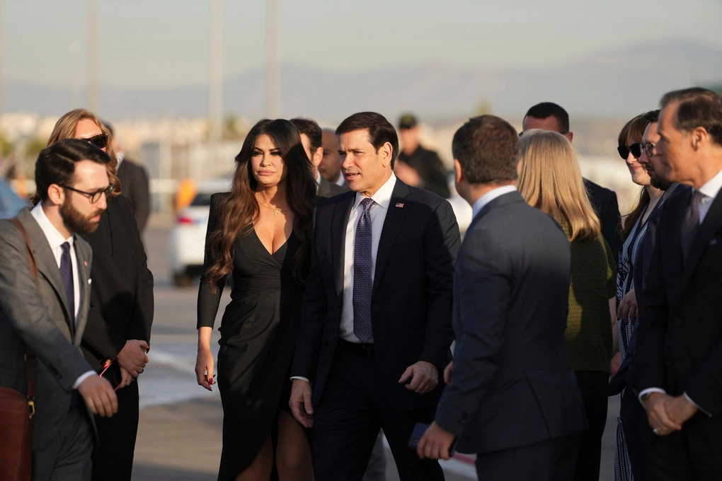 Ngoại trưởng Mỹ Marco Rubio cùng Đại sứ Kimberly Guilfoyle tại sân bay quốc tế Eleftherios Venizelos gần Athens, Hy Lạp ngày 8/10. Ảnh: AP