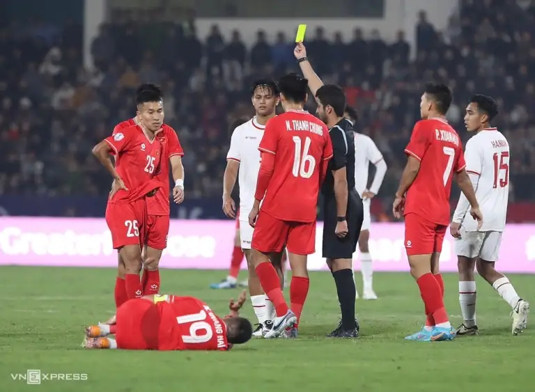 Nguyễn Quang Hải nằm sân đau đớn trong tình huống Hokky Caraka phải nhận thẻ vàng trong trận Việt Nam thắng Indonesia 1-0, tại bảng B ASEAN Cup ngày 15/12/2024 trên sân Phú Thọ. Ảnh: Lâm Thỏa