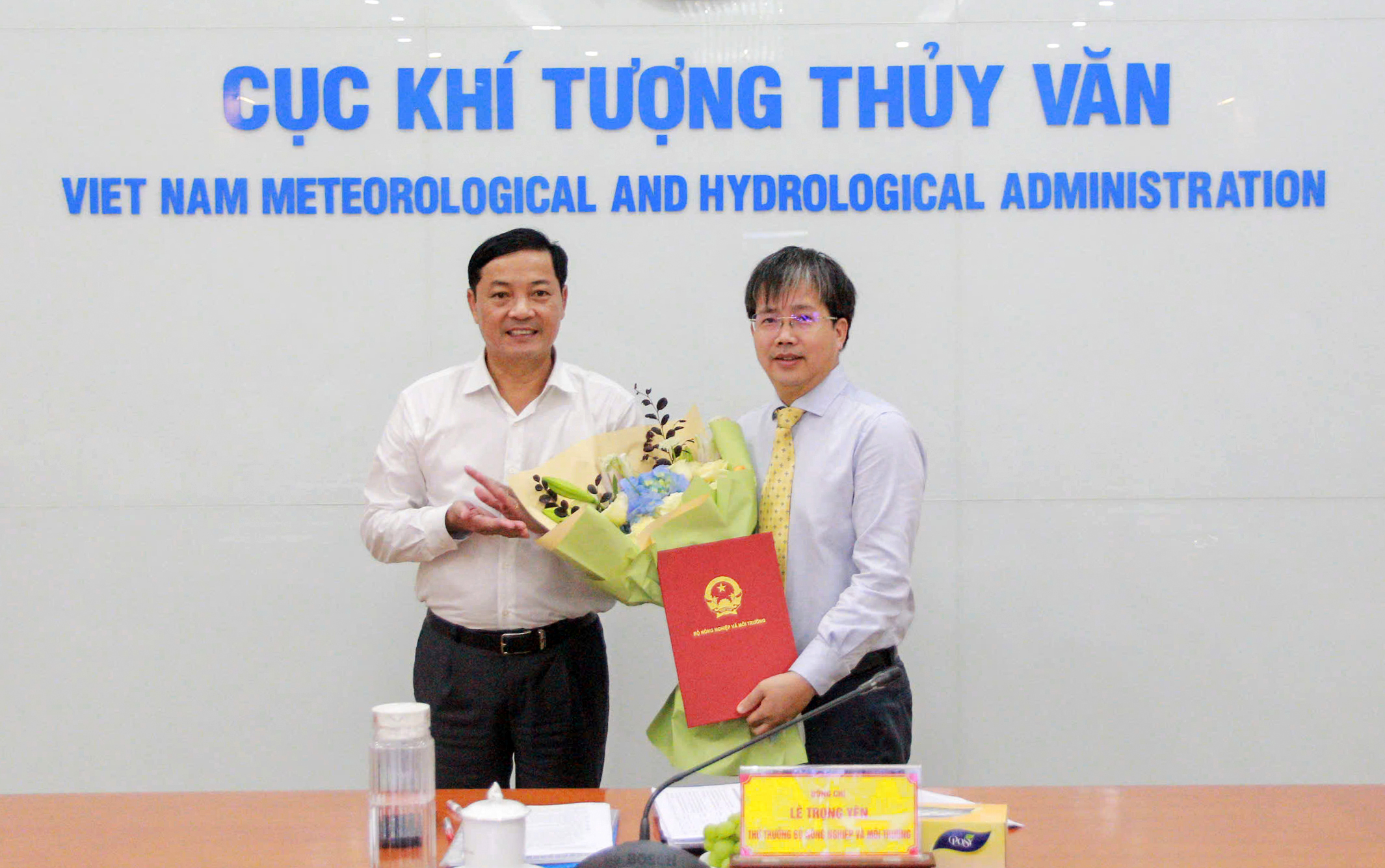 Thứ trưởng Bộ Nông nghiệp và Môi trường Lê Trọng Yên trao quyết định bổ nhiệm cho ông Mai Văn Khiêm - Ảnh: QUỲNH HƯƠNG