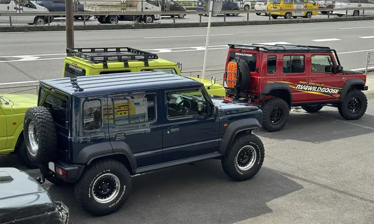 Suzuki Jimny bản độ (xe đỏ và xanh lá) trên đường phố Nhật Bản. Ảnh: Gekkeiju