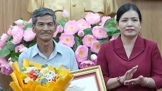Người giao nộp tượng thần khỉ được tỉnh Quảng Ngãi tặng bằng khen