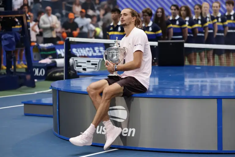 Zverev bên danh hiệu Mỹ Mở rộng sau khi thắng Ben Shelton ở chung kết đơn nam ngày 13/9/2026 tại New York, Mỹ. Ảnh: AP