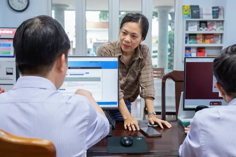 Cán bộ UBND phường Đông Hoà, TP HCM (Bình Dương cũ), tiếp dân tại Trung tâm phục vụ hành chính công. Ảnh: Phùng Tiên