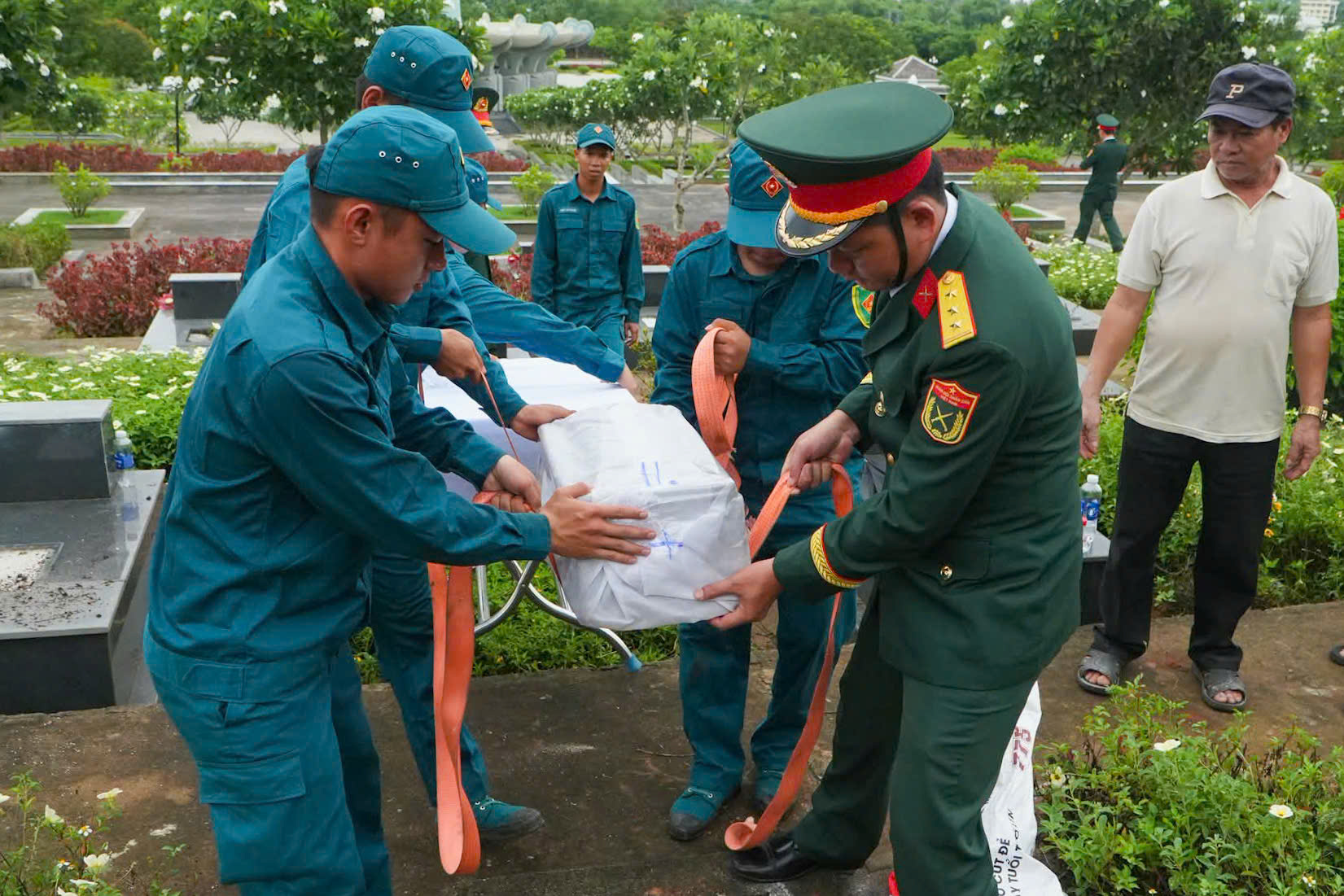 Hài cốt 3 cha con được quy tập về Nghĩa trang liệt sĩ Thành phố Đà Nẵng. Ảnh: Anh Hiệu