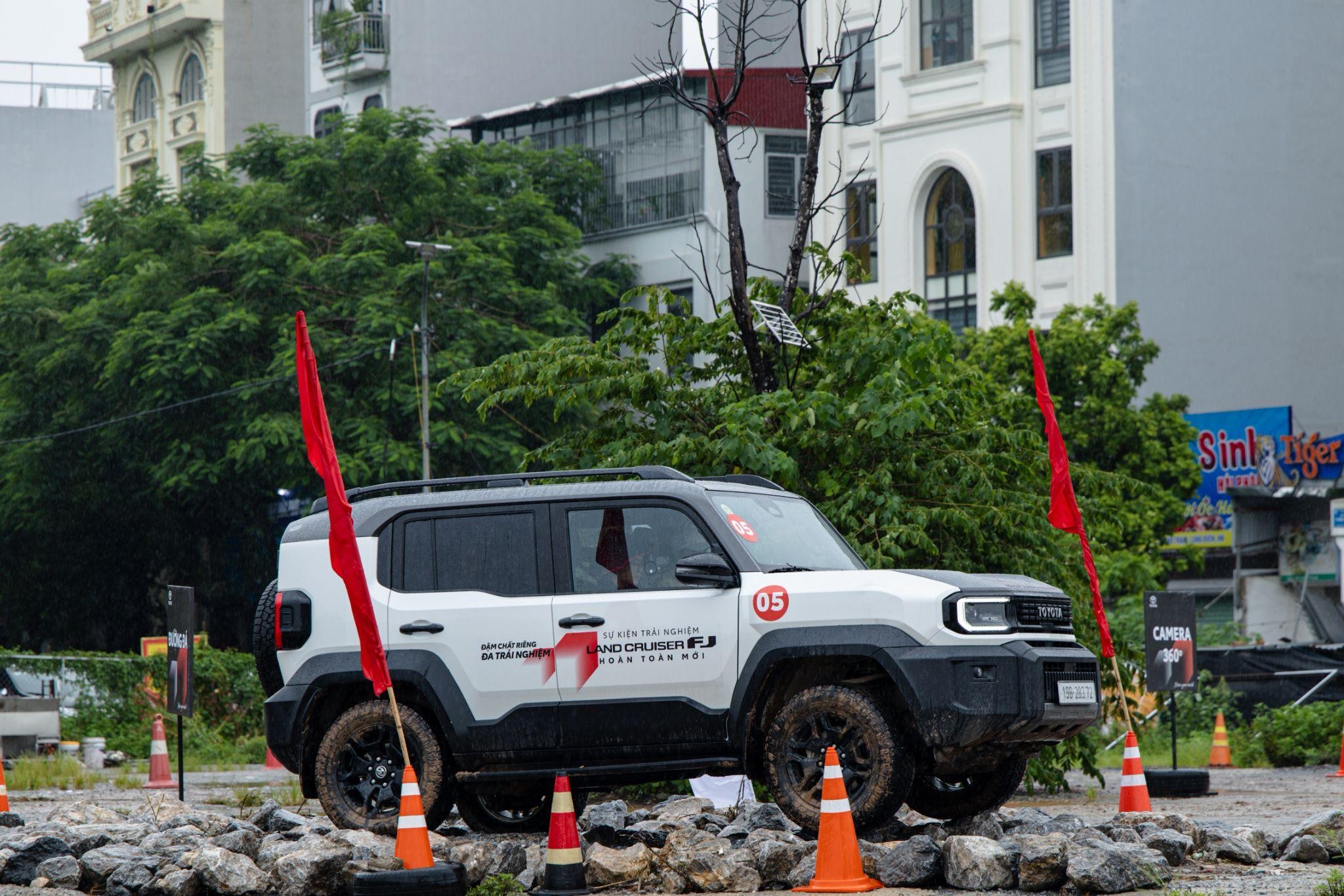 Land Cruiser FJ trong thử thách off-road