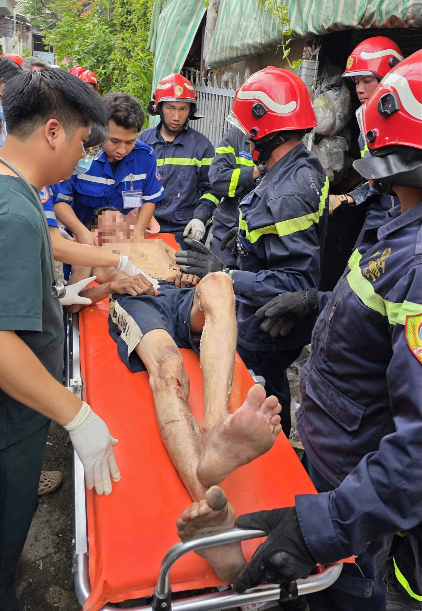 Lực lượng chức năng cứu 3 người mắc kẹt trong vụ sập gác lửng tại căn nhà ở hẻm Trường Sa