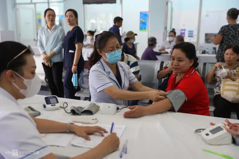 Người dân khám sức khỏe miễn phí tại TP HCM. Ảnh: Quỳnh Trần