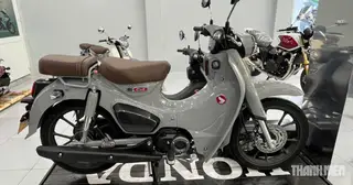 Honda Super Cub 2026 chính hãng 'khan hàng', cửa hàng bên ngoài hét giá hơn 100 triệu