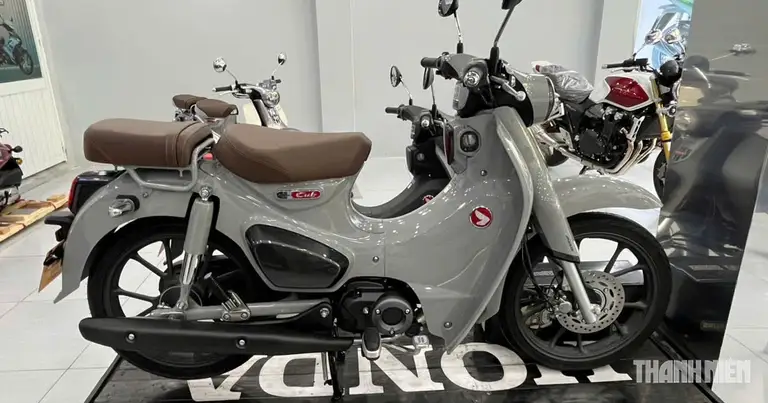 Honda Super Cub 2026 chính hãng 'khan hàng', cửa hàng bên ngoài hét giá hơn 100 triệu