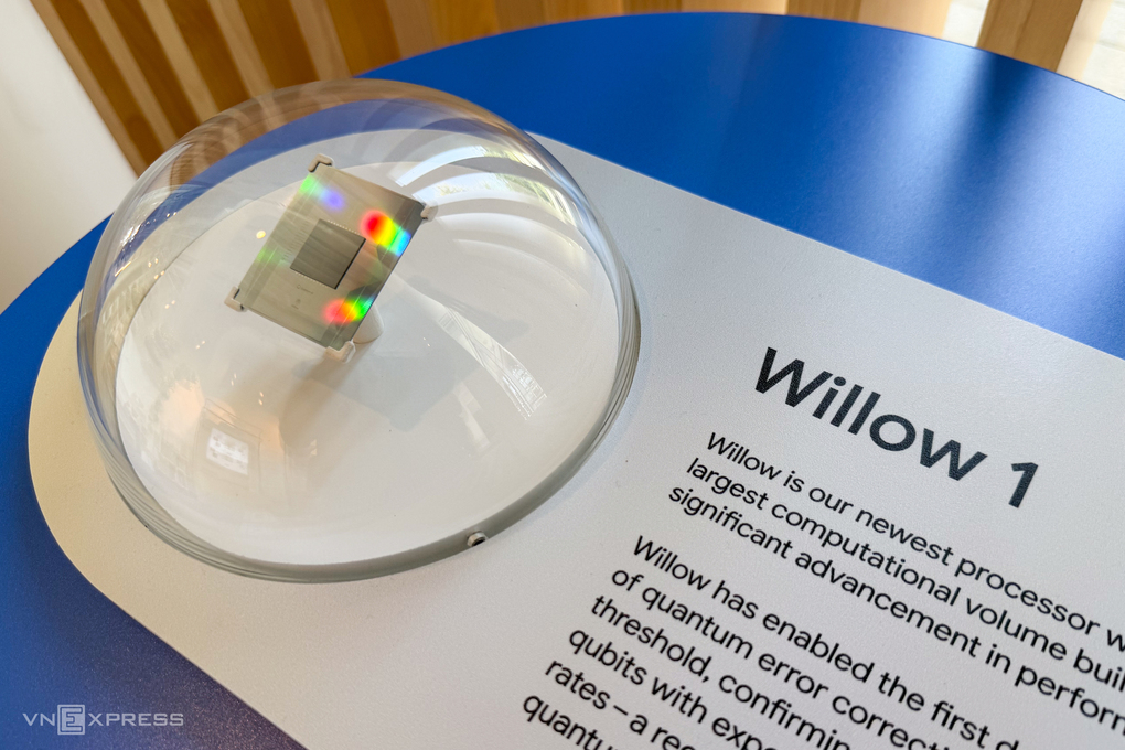 Chip lượng tử Willow 1 của Google, trưng bày tại trụ sở hãng ở California, Mỹ, tháng 5/2026. Ảnh: Lưu Quý