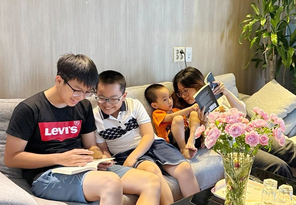 Một gia đình ở Hà Đông, Hà Nội lập tủ sách tại nhà để lan tỏa văn hóa đọc đến trẻ em trong khu dân cư. Ảnh: Robert Linh
