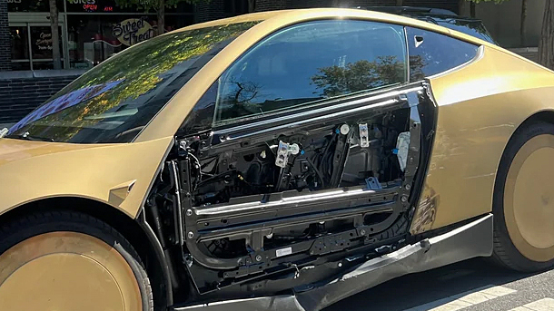 Cửa nhựa của xe Tesla bị lột sạch sau va chạm nhẹ