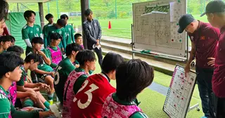 Công Vinh thực tập huấn luyện đội bóng Nhật Bản