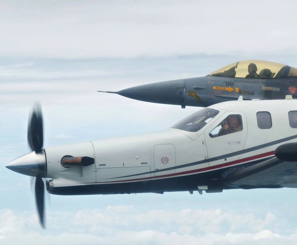 Chiếc máy bay TBM 930 của Thủ tướng Thái Lan được các tiêm kích F-16 hộ tống. Ảnh: Thai Nation