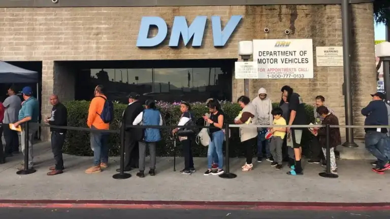 Người dân xếp hàng dài bên ngoài văn phòng DMV ở trung tâm Los Angeles ngày 27/1/2020. Ảnh : LA Times