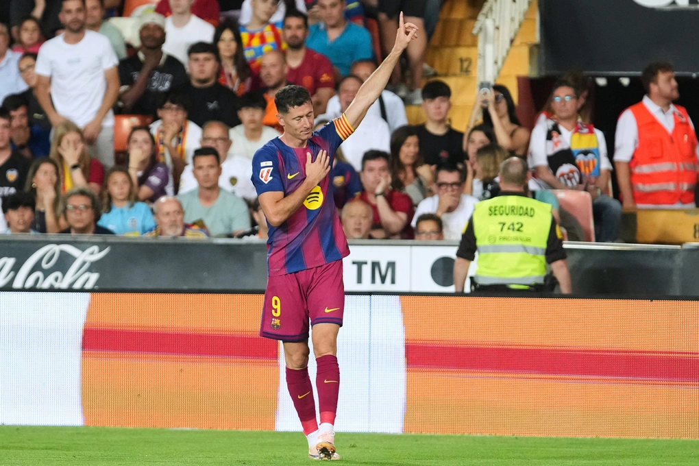 Robert Lewandowski ăn mừng bàn thắng trong trận Valencia 3-1 Barca ở vòng 38 La Liga trên sân Mestalla, Tây Ban Nha tối 23/5/2026. Ảnh: AP