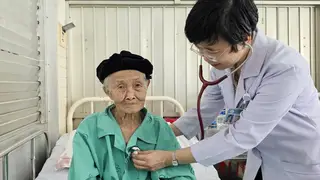 Bác sĩ Chợ Rẫy sửa lỗi 'nhịp tim vừa nhanh vừa chậm' cho cụ bà 104 tuổi
