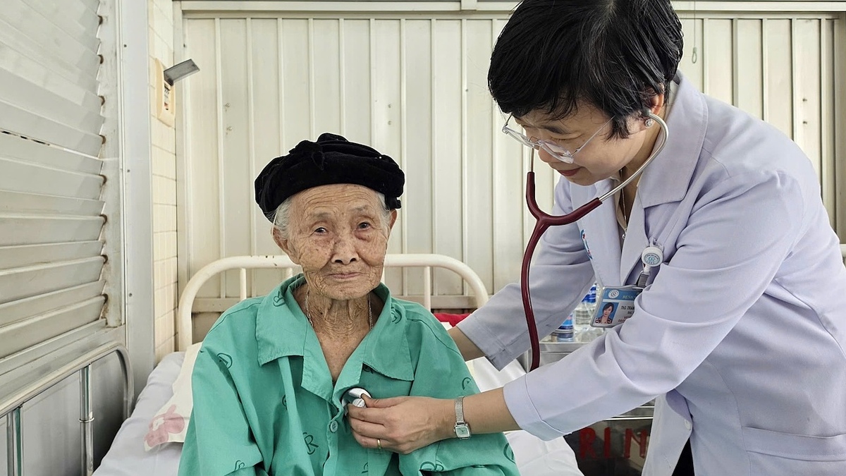 Bác sĩ Chợ Rẫy sửa lỗi 'nhịp tim vừa nhanh vừa chậm' cho cụ bà 104 tuổi