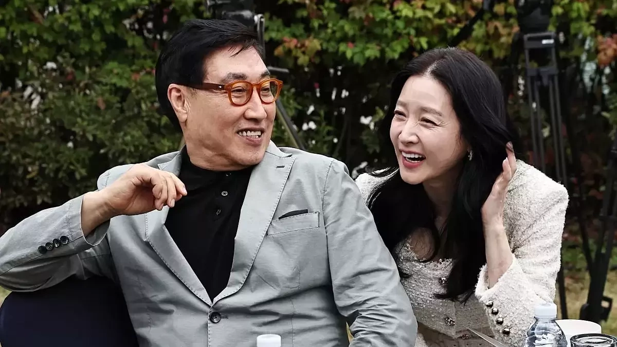 Lee Young Ae sánh đôi chồng