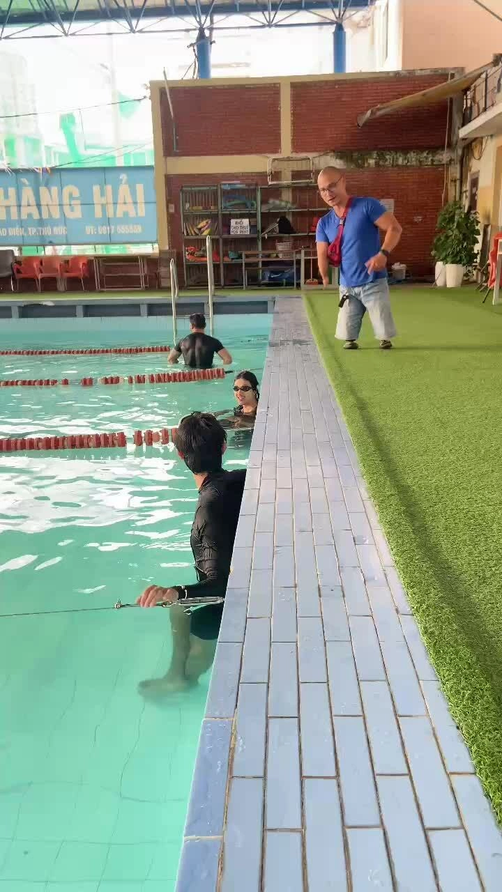 Nguyễn Hồng Lợi hướng dẫn kỹ thuật bơi cho các diễn viên phim "Trại buôn người". Video: Nhân vật cung cấp