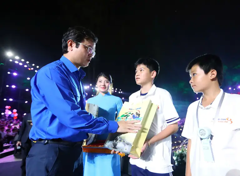 Anh Bùi Quang Huy, Ủy viên Trung ương Đảng, Phó chủ tịch Ủy ban Trung ương Mặt trận Tổ quốc Việt Nam, Bí thư thứ nhất Trung ương Đoàn TNCS Hồ Chí Minh ân cần hỏi thăm, tặng quà các em
