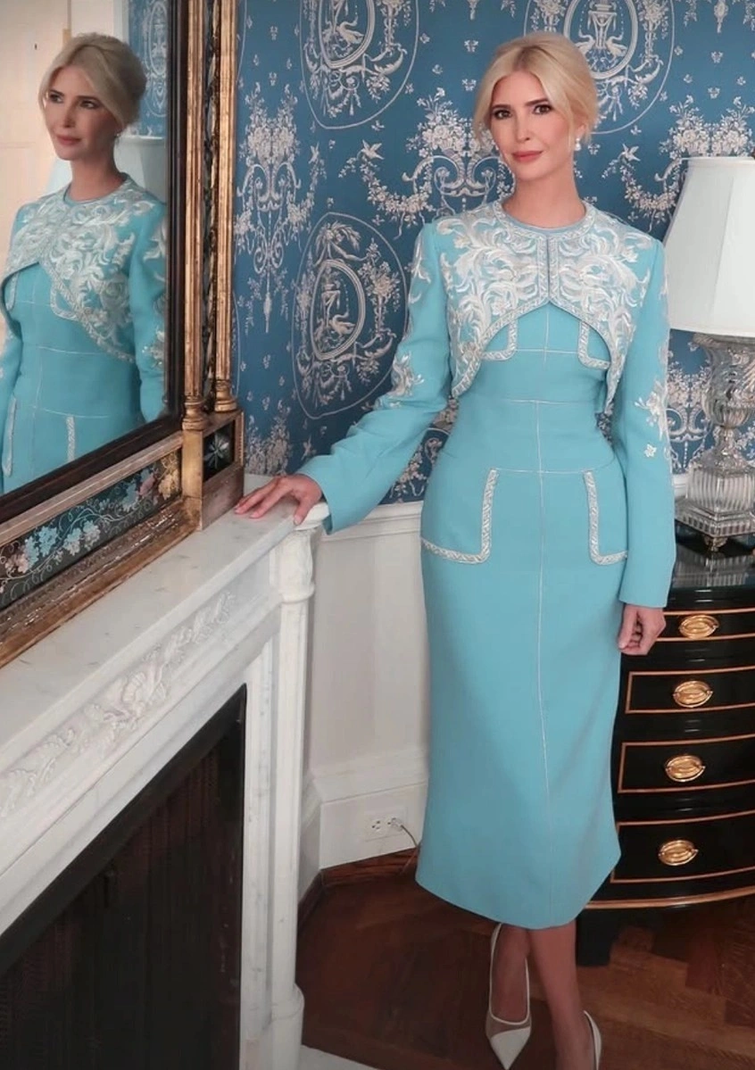 Ivanka Trump diện bộ đầm dài tới bắp chân màu xanh trứng chim, phối cùng áo khoác ngoài thêu chỉ bạc với phần ống tay hơi xòe, chụp ảnh kỷ niệm tại Nhà Trắng hôm 24/9. Ảnh: X/Ivanka Trump