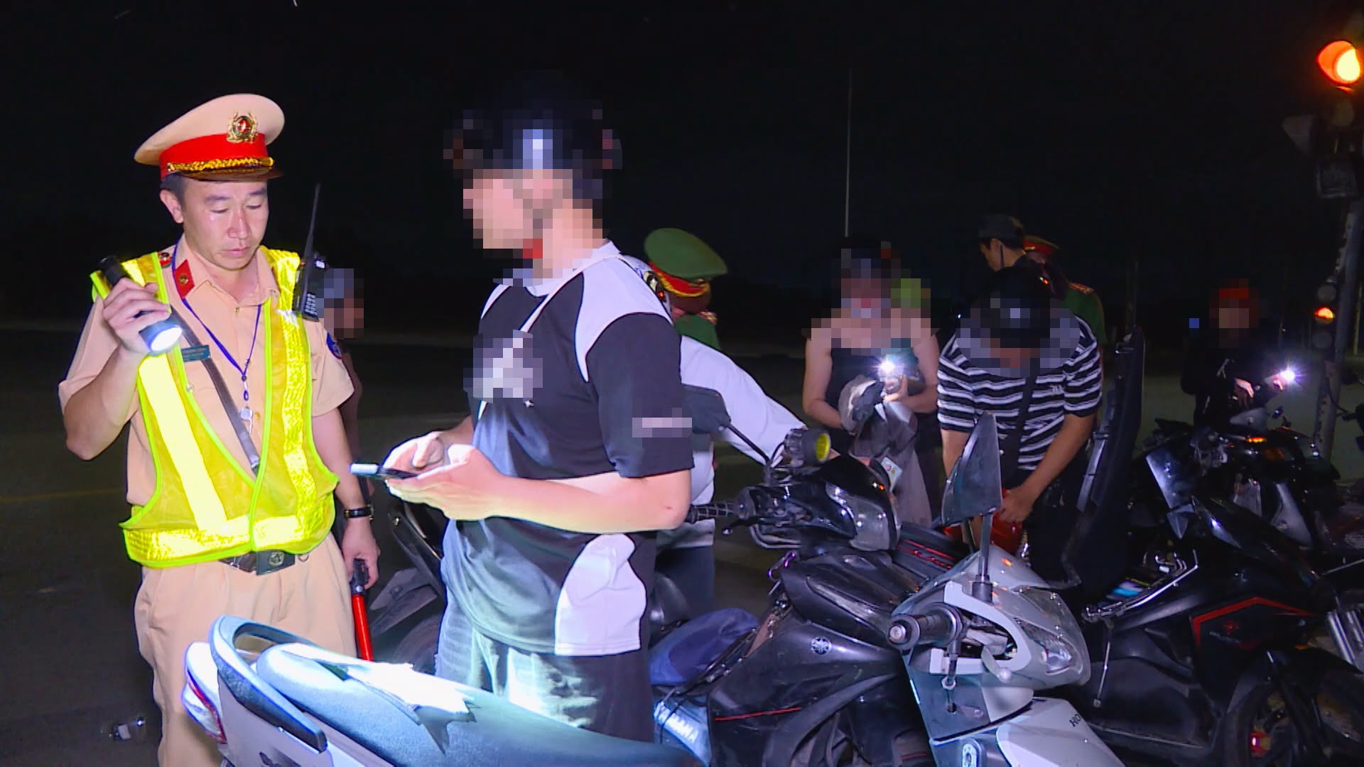 Lực lượng CSGT Công an thành phố Đồng Nai kiểm tra các phương tiện trên các tuyến đường, địa bàn có mật độ cao