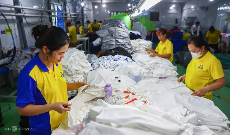 Công nhân làm việc tại công ty may mặc Dony (xã Vĩnh Lộc A, TP HCM) của ông Phạm Quang Anh. Ảnh: Quỳnh Trần
