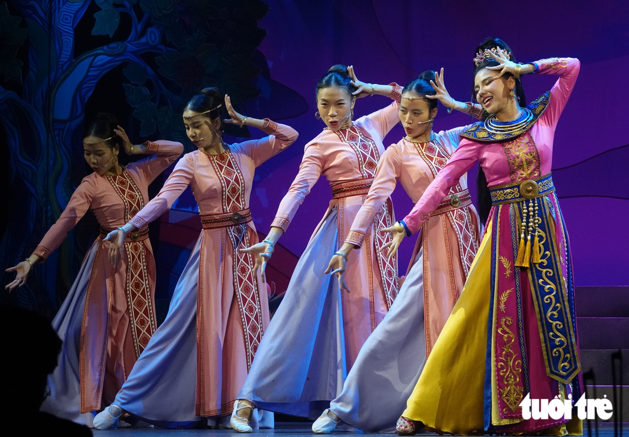Trong suốt một tháng trời, các diễn viên phải học biểu diễn, ca hát, nhảy múa - Ảnh: LINH ĐOAN