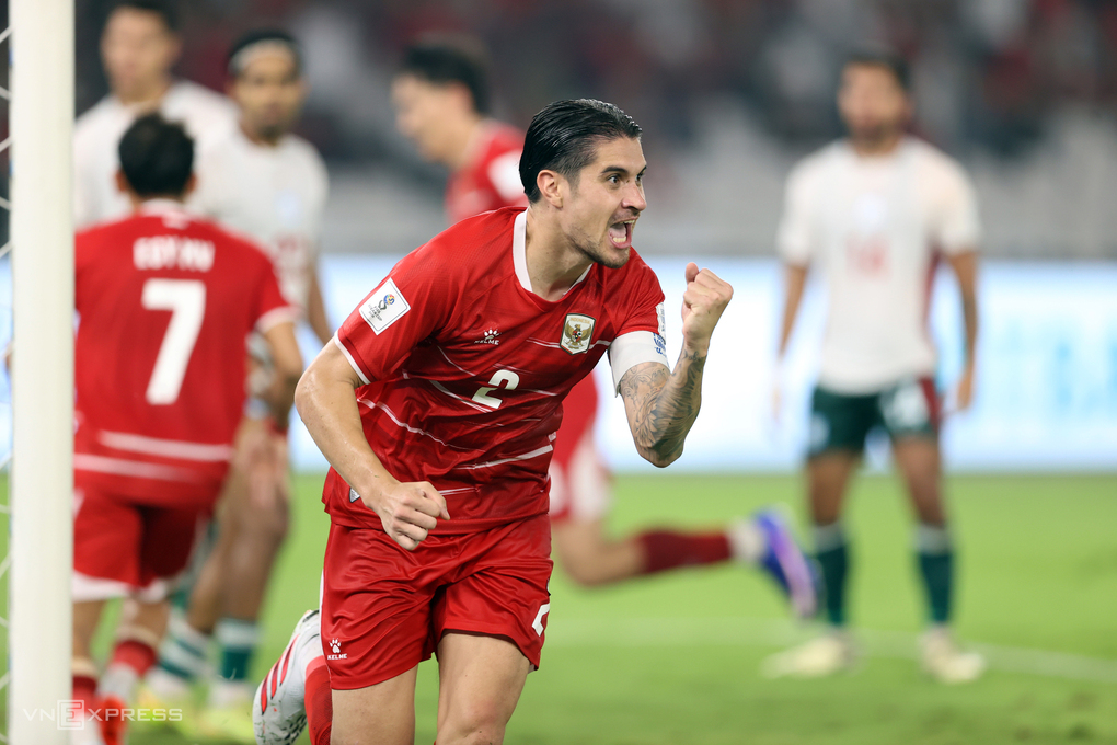 Hậu vệ Kevin Diks của Indonesia mừng bàn thắng nâng tỷ số lên 8-2 trong trận thắng Bangladesh 9-2 ở lượt cuối bảng A FIFA ASEAN Cup 2026, trên sân Bung Karno, Jakarta, Indonesia tối 1/10/2026. Ảnh: Đức Đồng