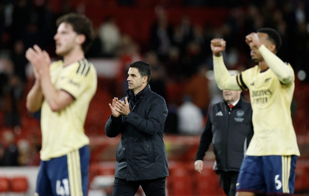 HLV Mikel Arteta (áo đen) vỗ tay tri ân người hâm mộ sau trận Arsenal thắng Nottingham Forest 1-0 ở vòng bảy Ngoại hạng Anh trên sân City Ground, Nottingham, Anh ngày 18/10/2026. Ảnh: Reuters