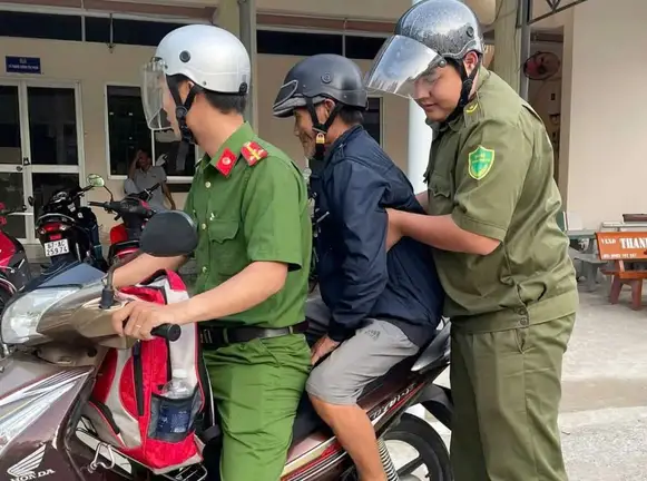 Hỗ trợ người cựu chiến binh bị lạc đường khi đi tìm mộ đồng đội