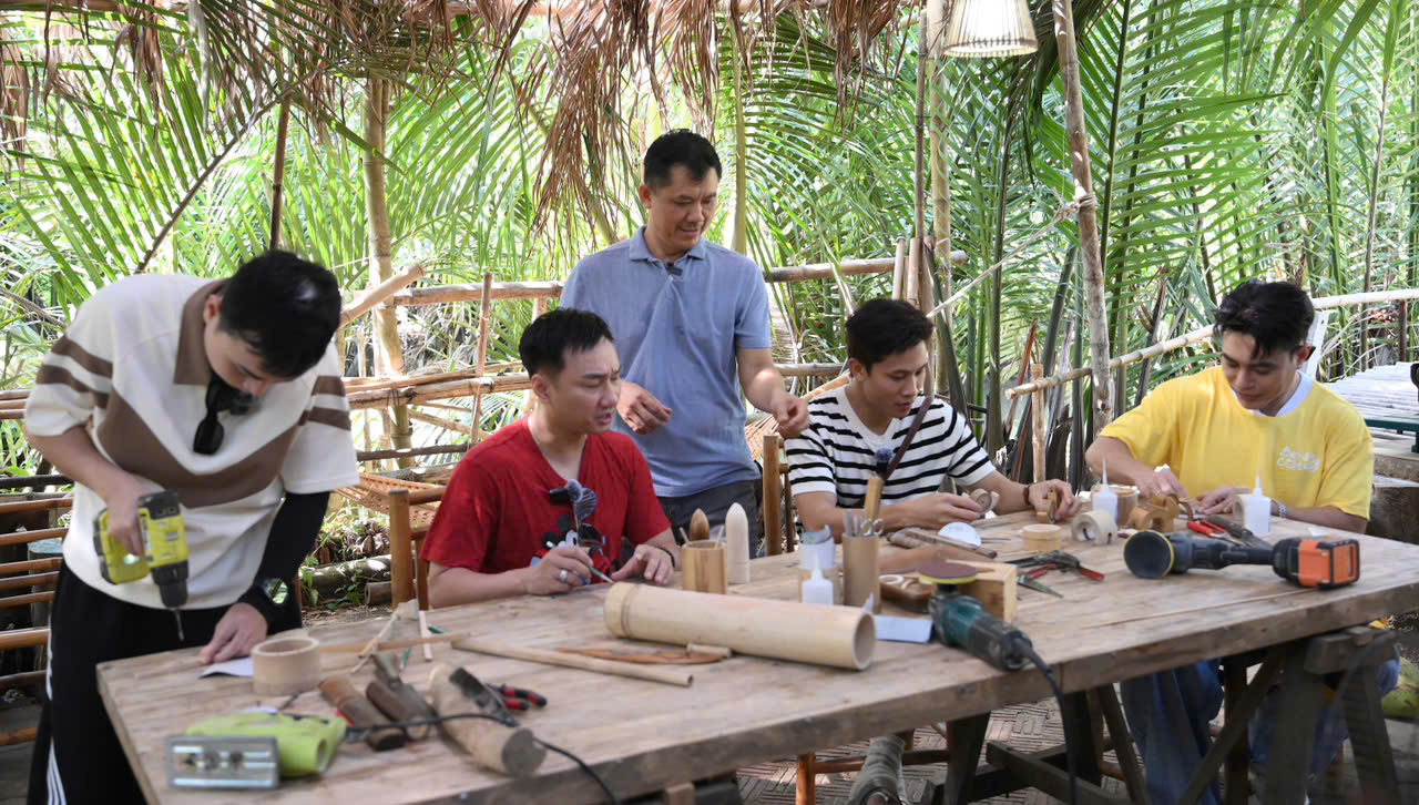 Nghệ nhân Võ Tấn Tân (áo xanh) hướng dẫn các bố làm đồ chơi bằng tre cho các con