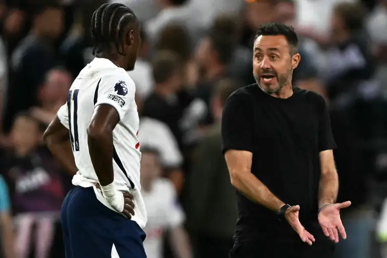 HLV Roberto De Zerbi trao đổi với tiền vệ Mathys Tel ở trận Tottenham hoà Everton trên sân Tottenham Hotspur tại London, Anh ngày 12/9/2026. Ảnh: AFP