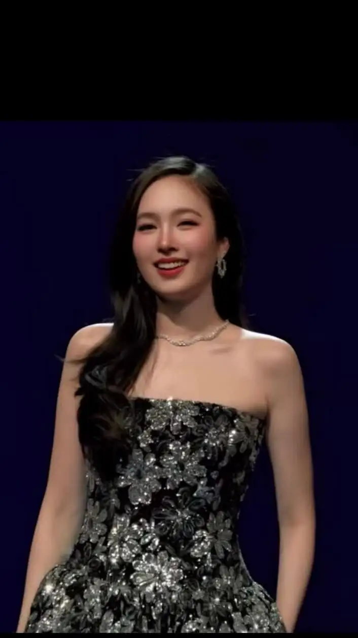 Giây phút Nong Poy catwalk và phát biểu sau 22 năm đăng quang Hoa hậu Chuyển giới quốc tế. Video: MIQ