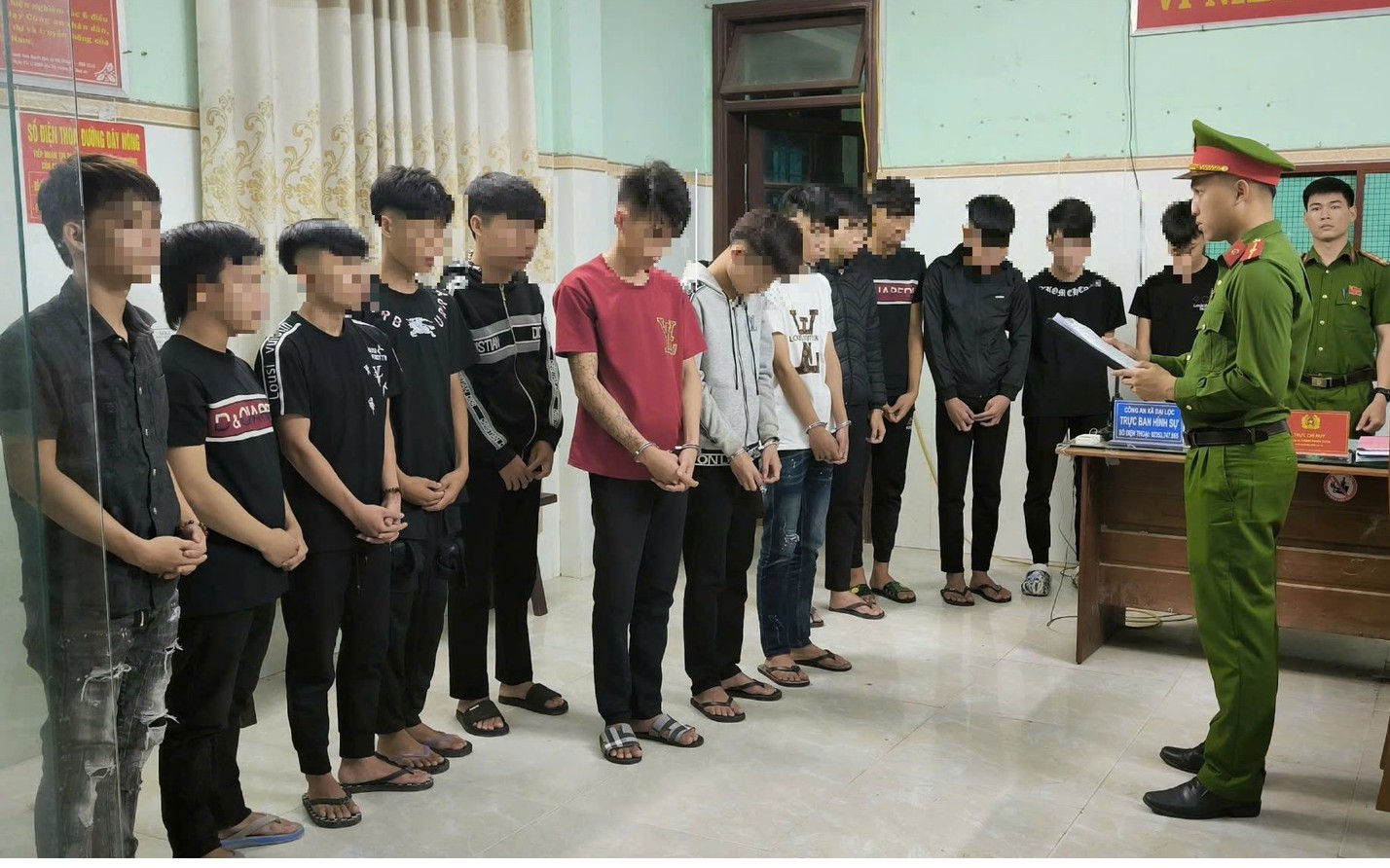 Nhóm thanh thiếu niên ở Huế mang hung khí, gây rối trật tự công cộng- Ảnh 2.