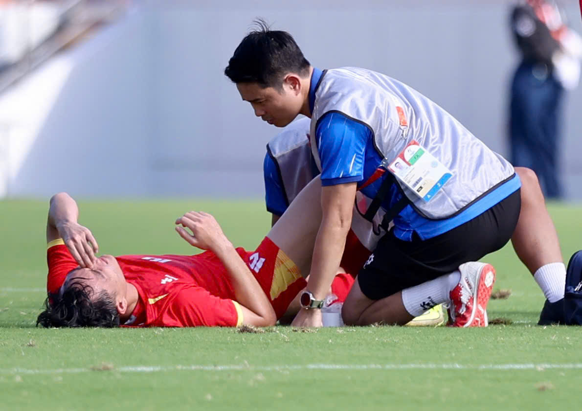 Tiền vệ Xuân Bắc của U23 Việt Nam bị đau ở trận gặp U23 Uzbekistan - Ảnh: HẢI HOÀNG