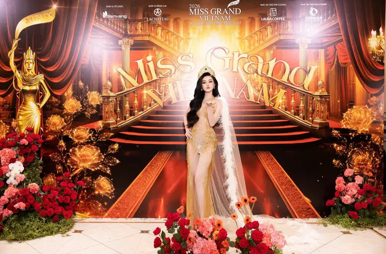 Sau gần một năm đương nhiệm, người đẹp sẽ thực hiện màn final walk và chính thức trao lại vương miện cho người kế nhiệm, khép lại nhiệm kỳ Miss Grand Vietnam 2025
